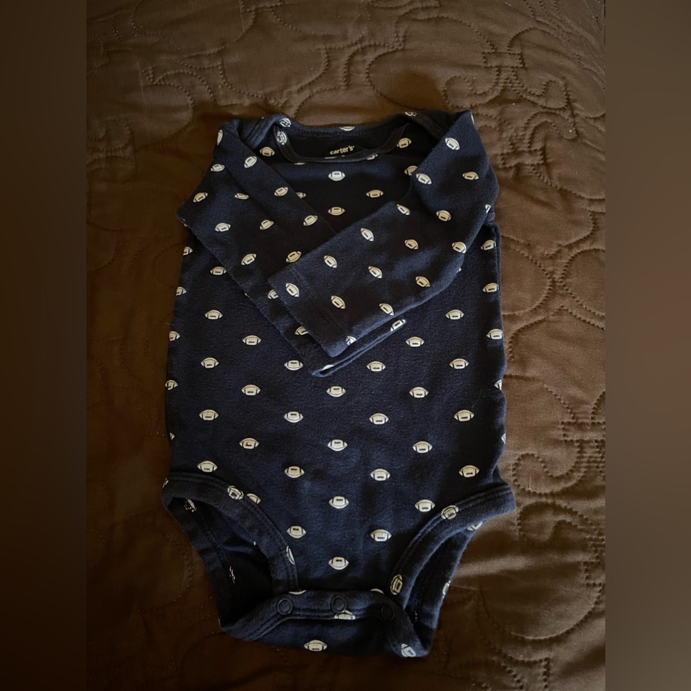 6/10$ carters 9 months bodysuit (footballs)